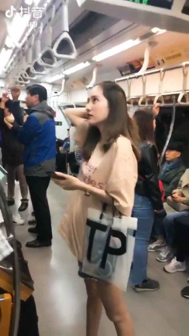 15s đứng gãi chân, vuốt tóc trên tàu điện ngầm, cô gái vẫn khiến dân mạng ráo riết tìm info